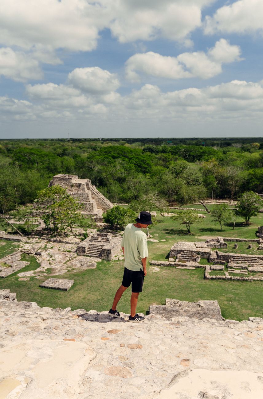 Viajero disfrutando de las vistas de ruinas mayas en México