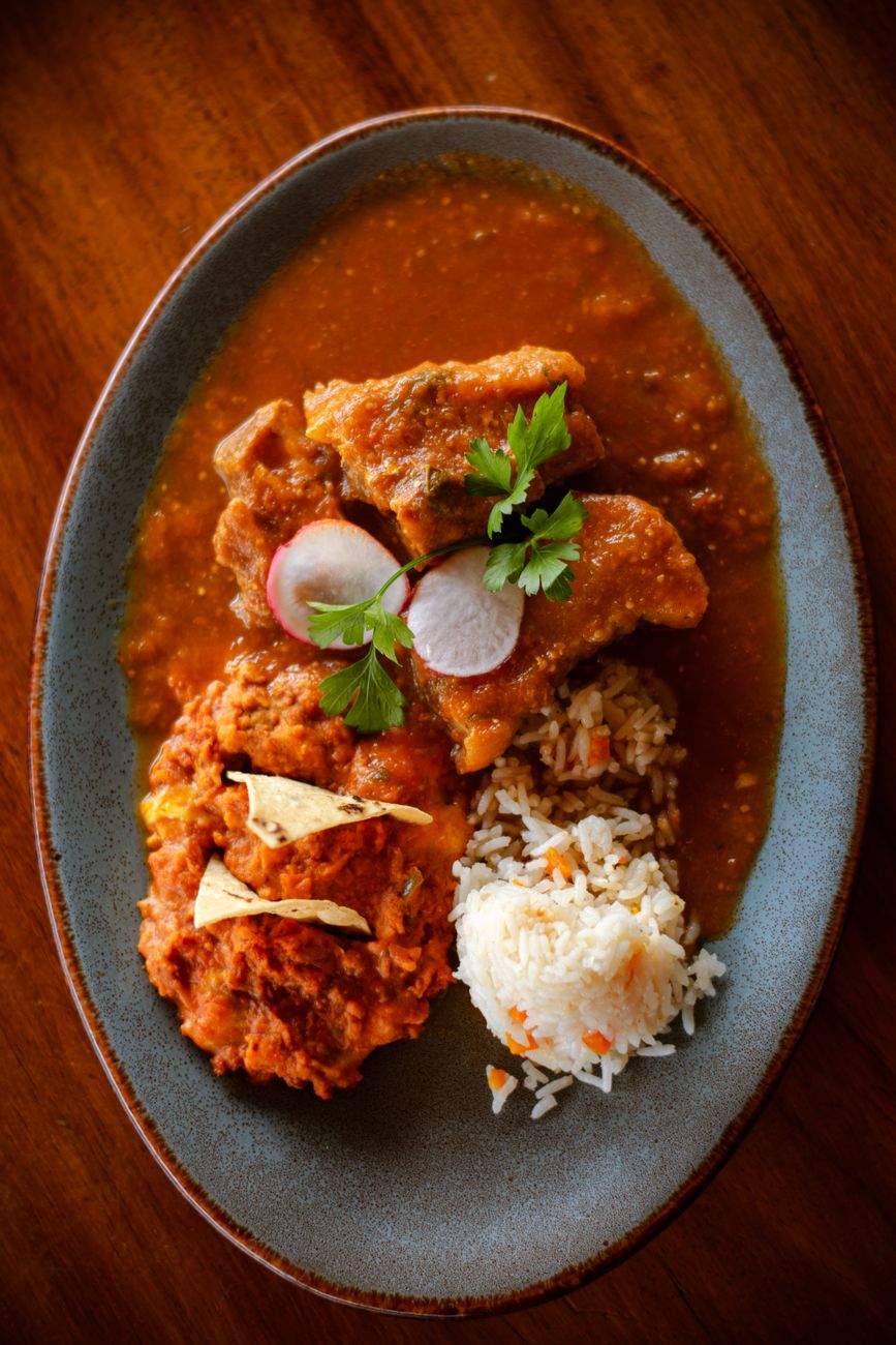 Plato de gastronomía oaxaqueña colorida