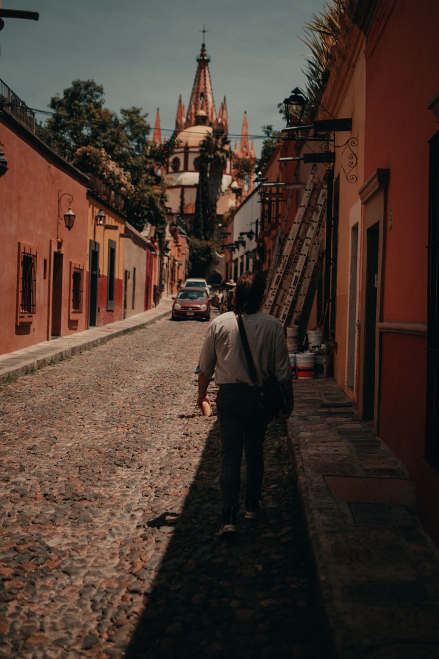 Pueblo mágico con calles empedradas y arquitectura colonial